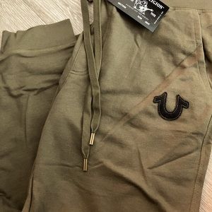 New with tags mens True Religion Felt Logo joggers size XXL shorter inseam